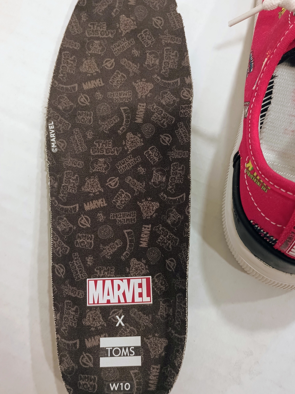 Toms Women’s Red Printed Low-Top Sneakers with White Soles Size 10W - Picture 9 of 13